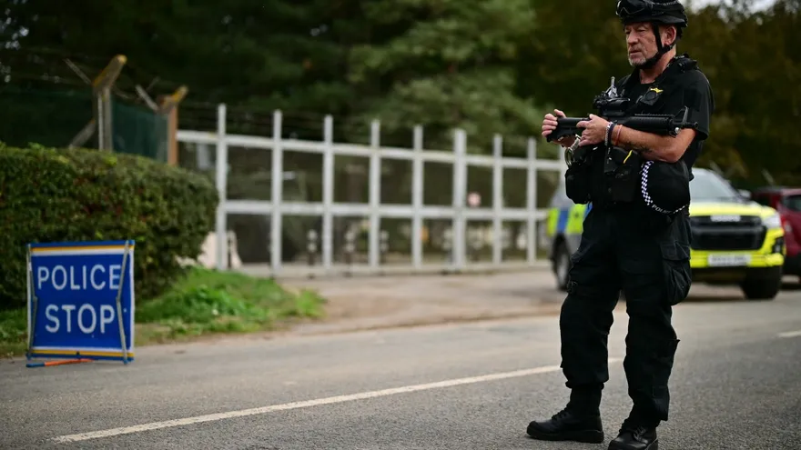 Policia britanico custodiando la zona.