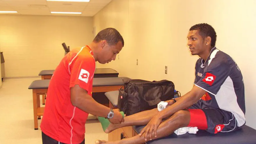 El doctor Gerinaldo Martínez, quien formará parte de la comisión, atiende al futbolista Alberto Quintero