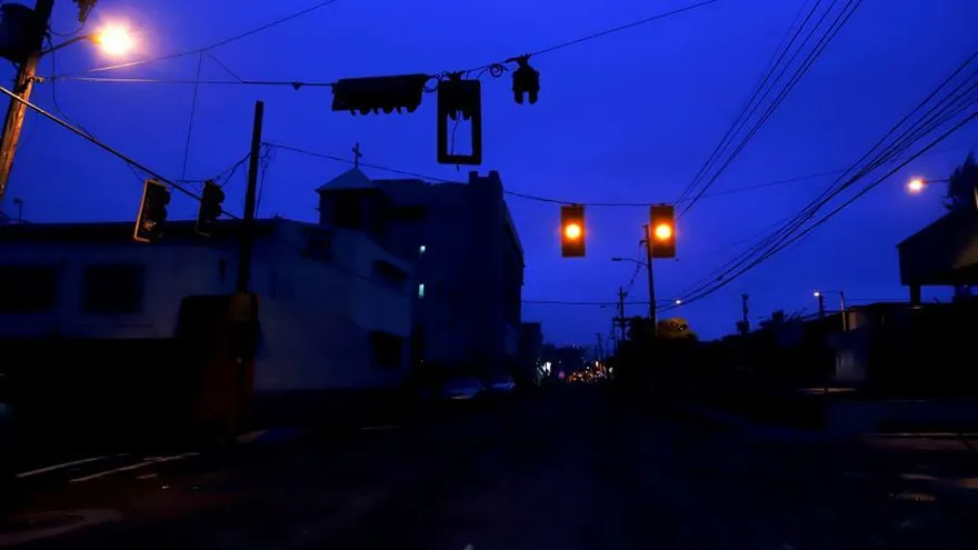 Vista este martes de una calle vacía en la ciudad de San Juan (Puerto Rico).