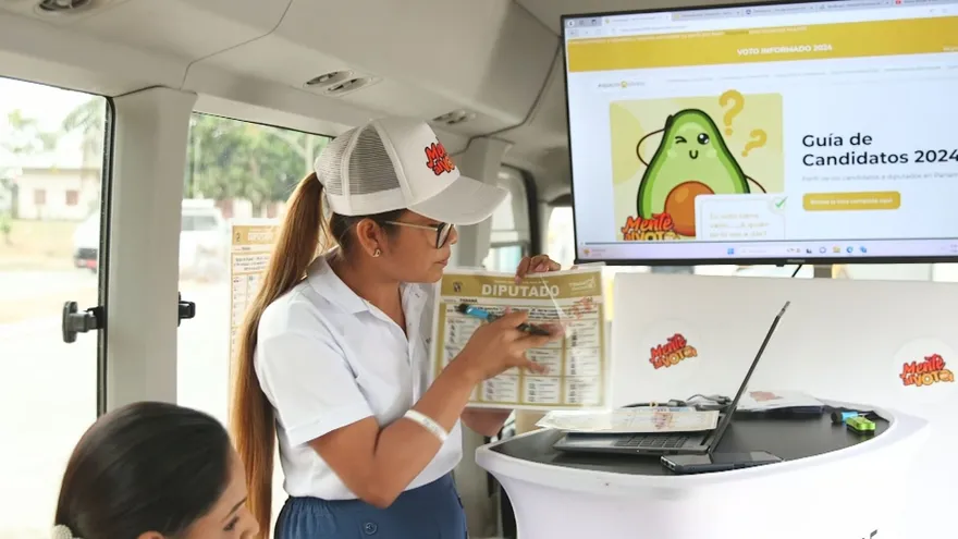 Personal atiende a los ciudadanos en el Vota Bus