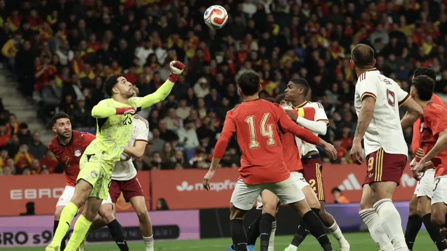 Acción del partido amistoso entre las selecciones de España y Egipto