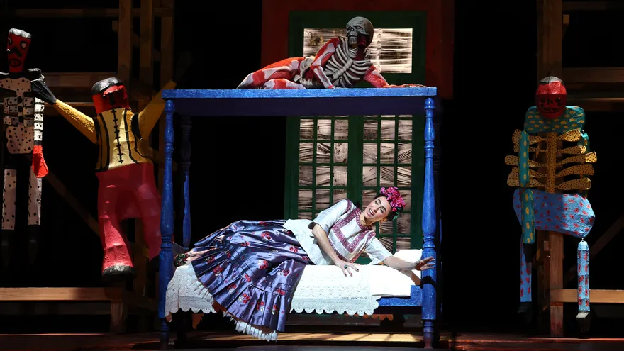 La mezzosoprano Isabel Leonard, en el papel de Frida Kahlo, actúa en el escenario durante un ensayo general de “El último sueño de Frida y Diego” de Gabriela Lena Frank, en el Metropolitan Opera House de Nueva York, el 11 de mayo de 2026.