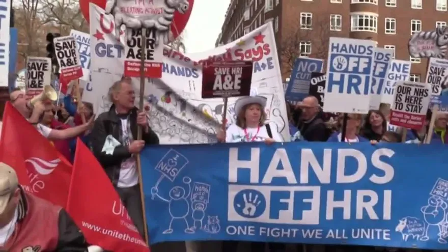 Multitudinaria protesta defiende en Londres la sanidad pública