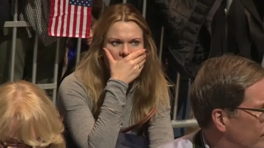 Simpatizantes de Hillary Clinton lloran por los resultados de elecciones