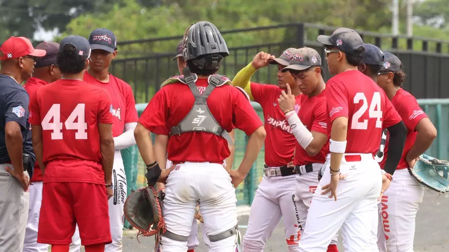 Jugadores del equipo de béisbol U18 de Panamá escuchan a miembros del cuerpo técnico