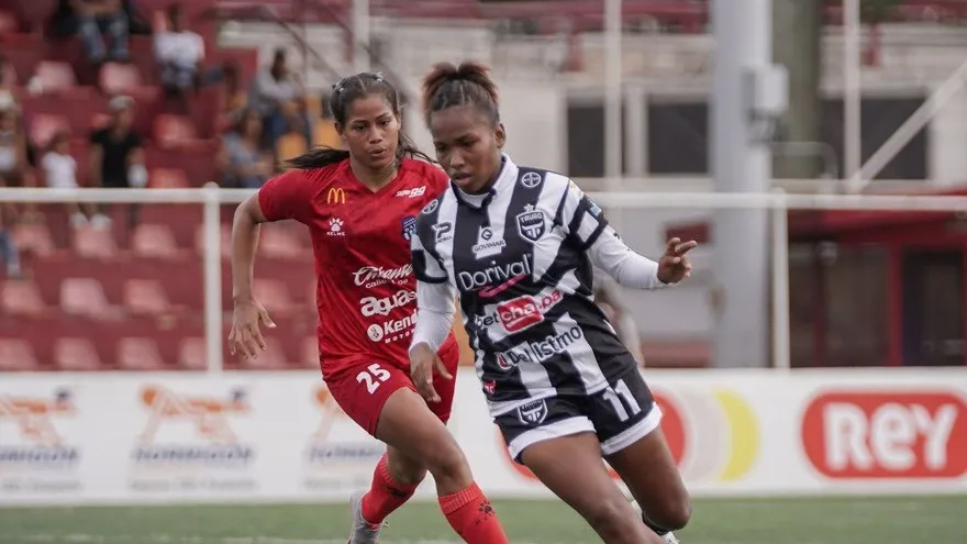 El Deportivo Árabe Unido femenino gana el partido ante Tauro en la mesa