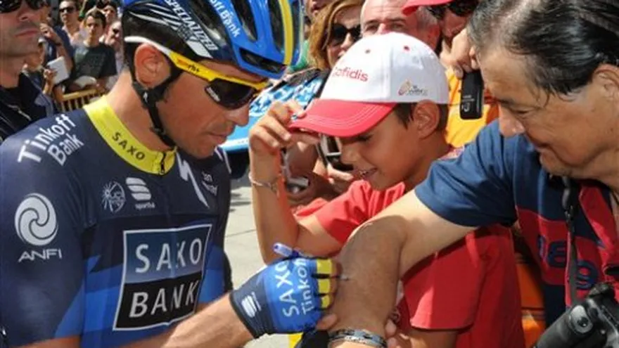Contador no comenta sobre el caso Armstrong pero lo elogia