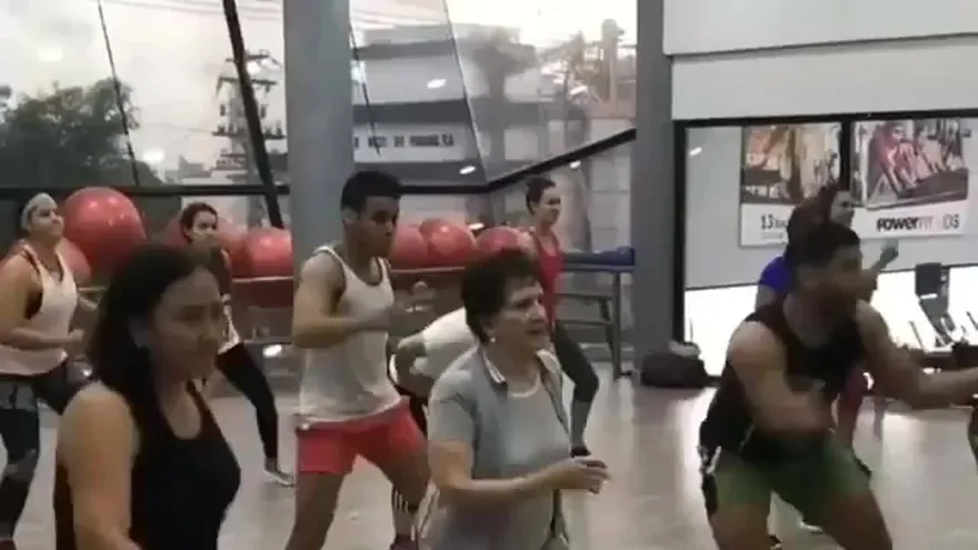 Abuela de 82 años lo da todo bailando 'Meneo Sucio'