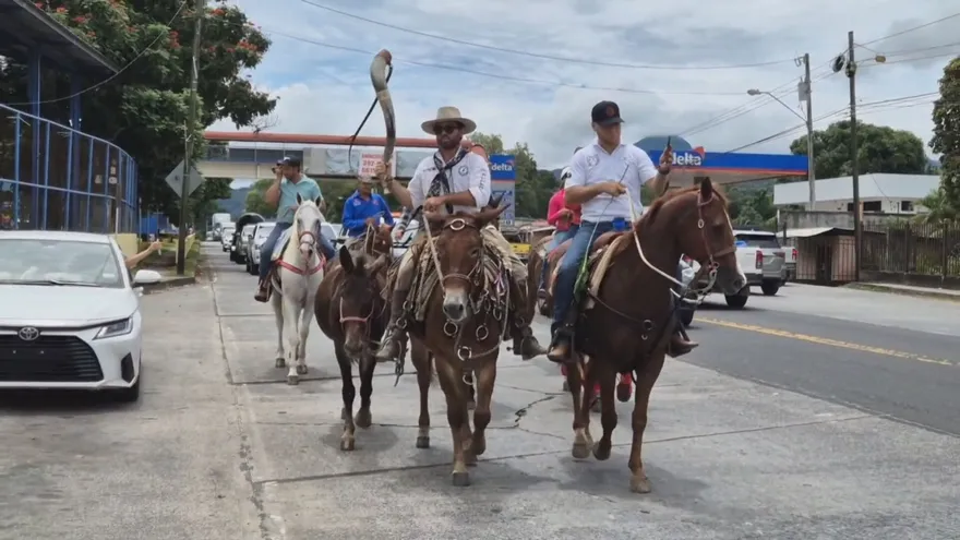 Pedro Enrique Biondo Matías, conocido por recorrer distintos países acompañado de sus dos mulas, Ada y Oklahoma, llegó este sábado 4 de octubre al distrito de Capira, donde fue recibido con entusiasmo por la comunidad.