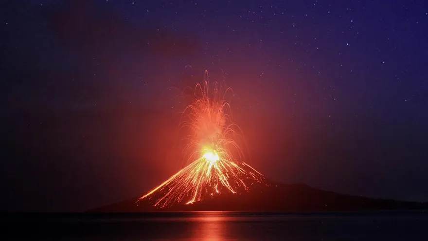 El volcán indonesio hijo del Krakatoa expulsa nubes de ceniza, humo y magma
