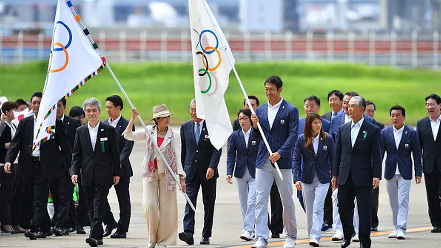 La bandera olímpica llegó este miércoles a Tokio.