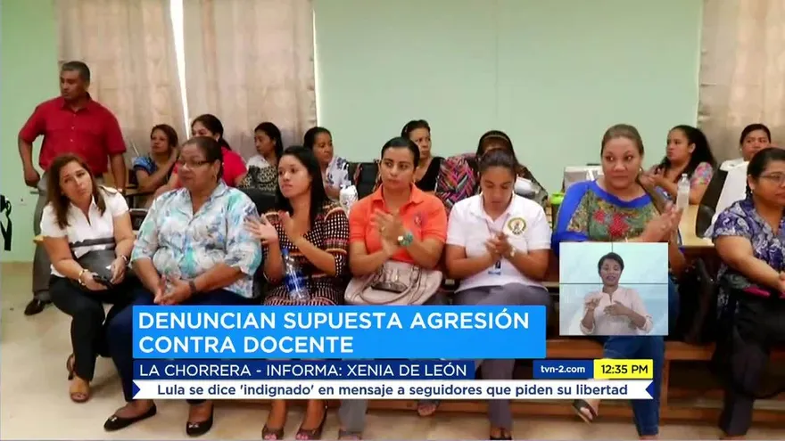 Madre de familia entra a escuela y golpea a profesor