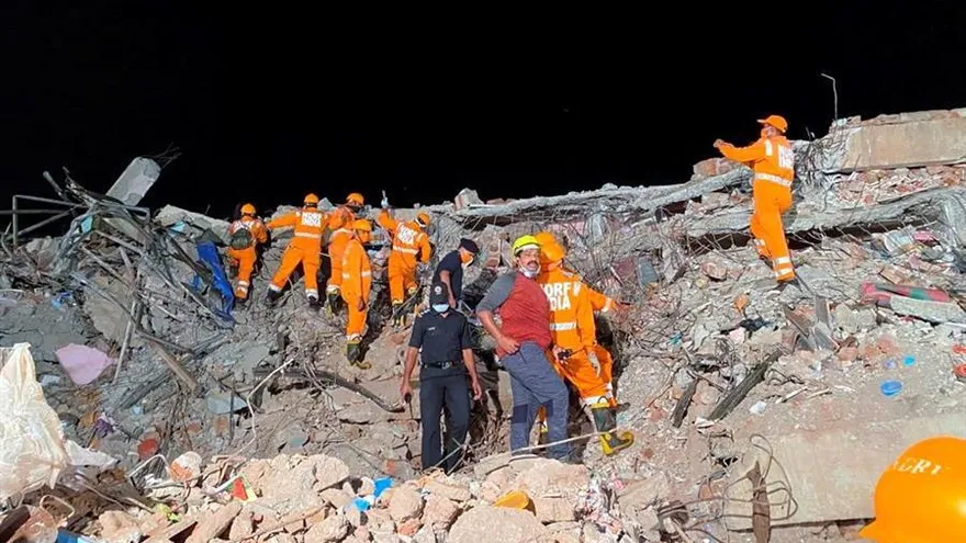 El edificio colapsó el lunes en India