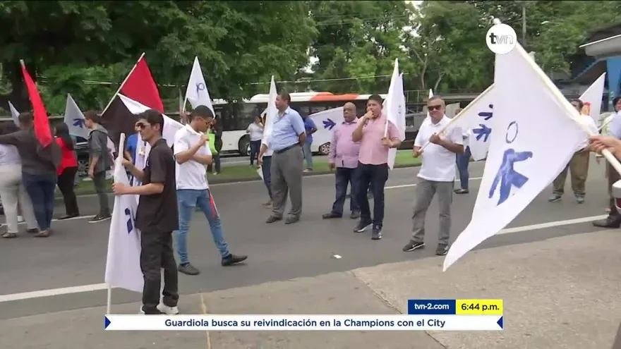 Universitarios exigen en la calle la derogación del Decreto 69