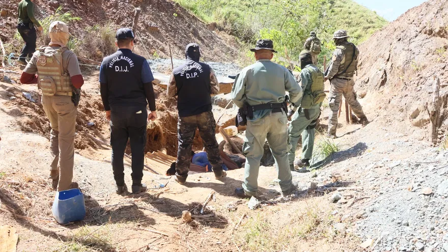 La Policía Nacional y MiAmbiente realizaron operativos en el sector de Río Negro, provincia de Herrera, por la extracción de minería ilegal.