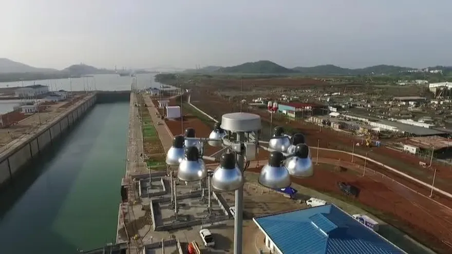 Al menos 115 buques esperan para pasar por el canal ampliado