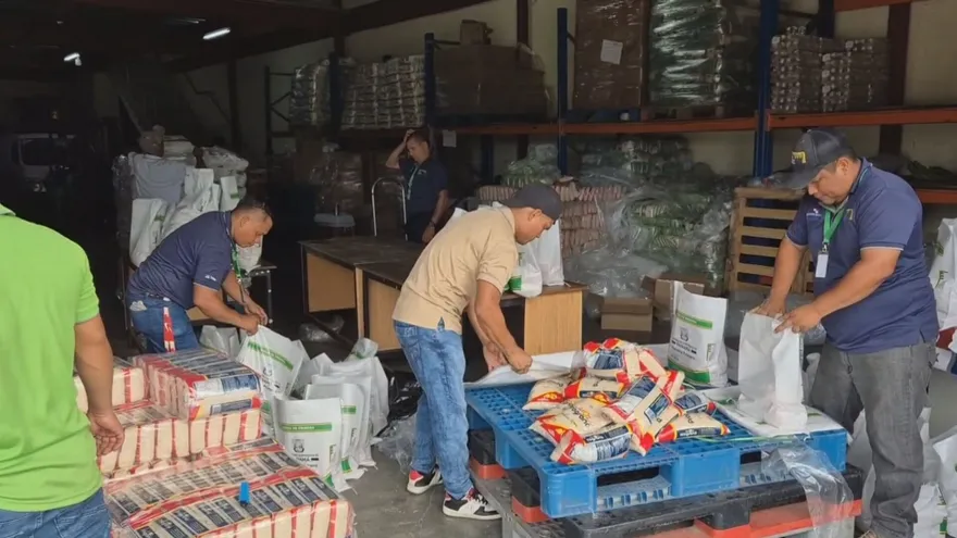 Funcionarios del IMA organizan los productos que integrarán las bolsas navideñas