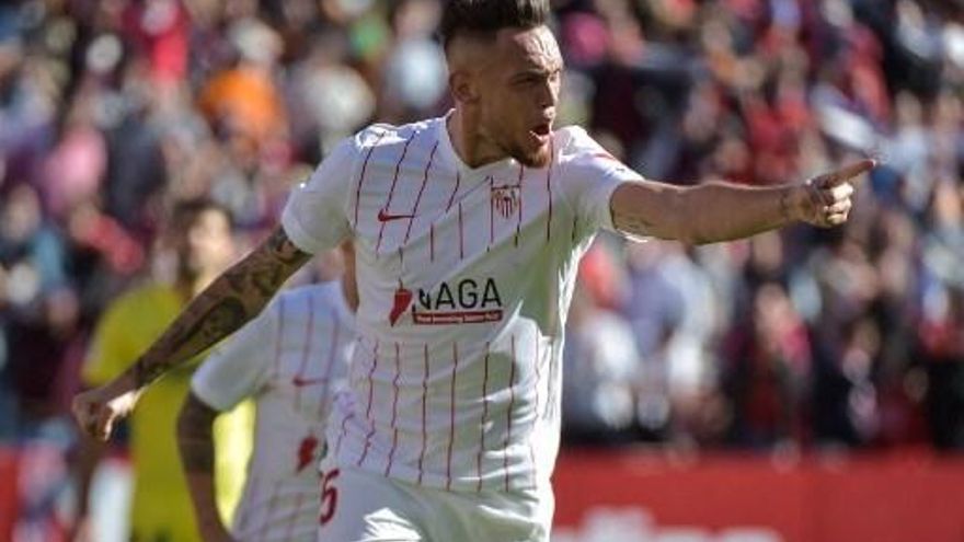 Lucas Ocampos marca gol de tres puntos para el Sevilla.
