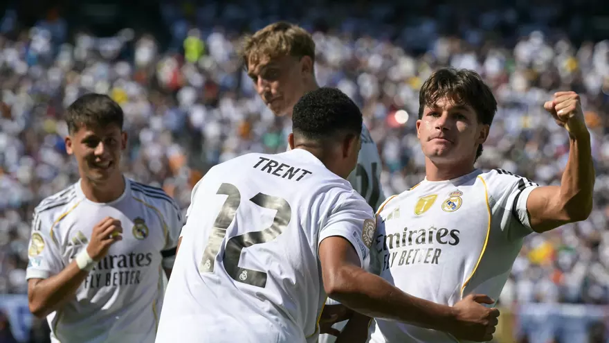 Fran García (d) ceoebra con sus compañeros del Real Madrid