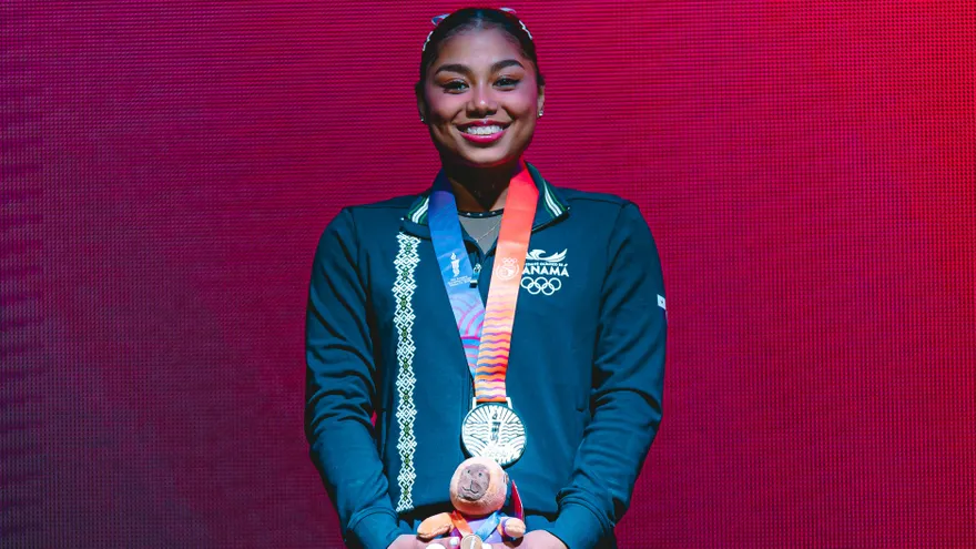 Hillary Heron recibe la medalla de plata que obtuvo en salto de los Juegos Suramericanos