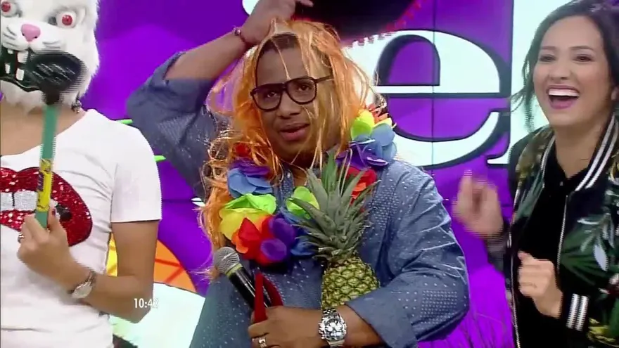 Eddy Vásquez lo da todo como Mark Anthony en el Karaoke