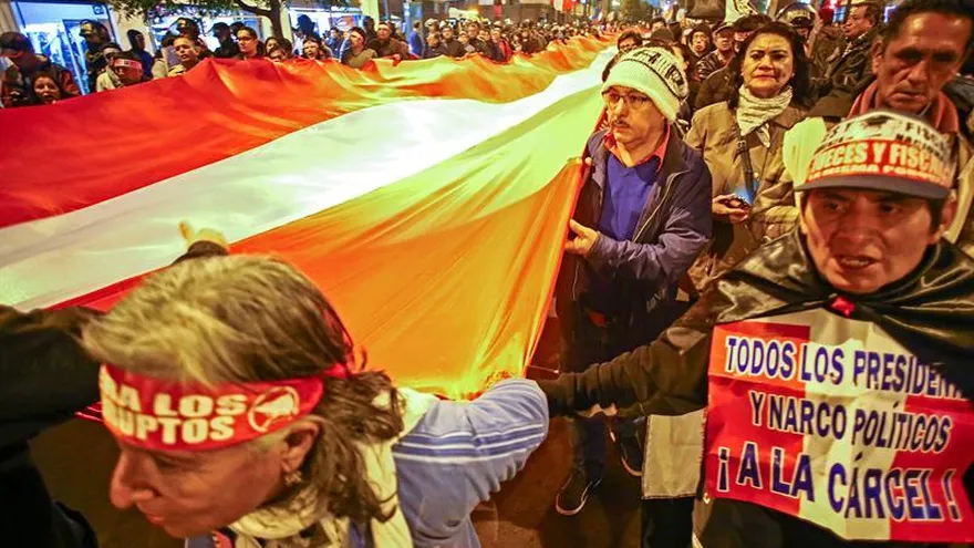 Miles de peruanos salen por tercera vez a la calles hartos de la corrupción.
