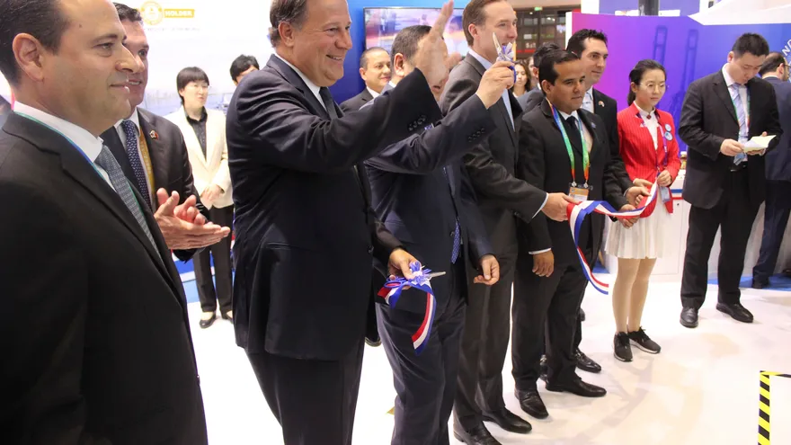 Varela defiende presencia de su empresa licorera en Shanghái. EFE