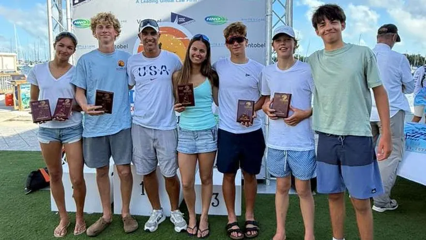 Ion Lowy (d) junto a otros competidores en el Halloween Howler Regatta