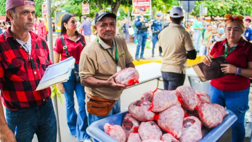 Venta de cajas navideñas y jamón picnic en Naviferias del IMA