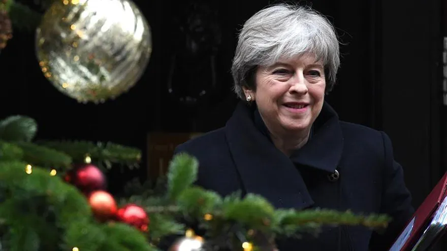 La primera ministra británica, Theresa May, abandona el número 10 de Downing Street para asistir a una sesión de control en el Parlamento británico, en Londres, Reino Unido, hoy, 13 de diciembre de 2017.