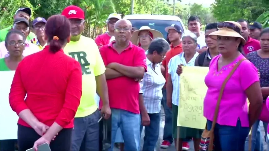 Residentes de tres comunidades en Antón cierran vías