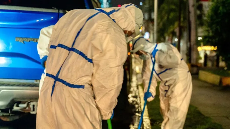 Dos personas realizan labores de limpieza en una avenida de la Ciudad de Panamá