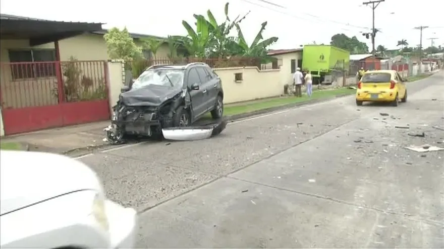Camión choca contra una residencia en Juan Díaz