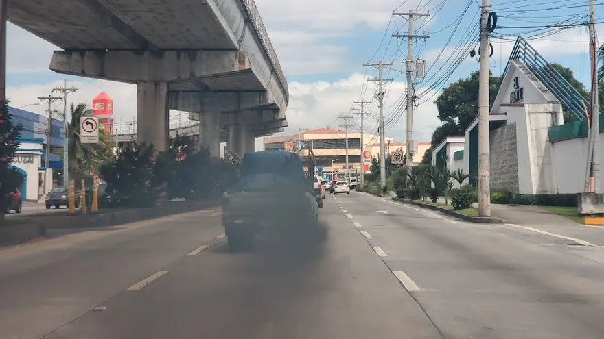 La quema de combustibles fósiles por fuentes móviles en ruta son la principal causa de la contaminación ambiental en las zonas urbanas