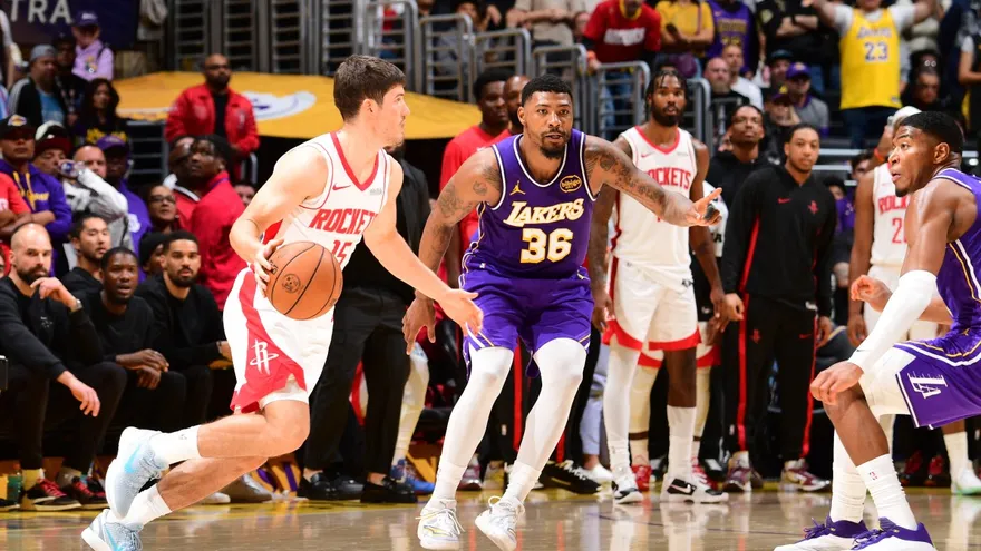 Rockets y Lakers en acción