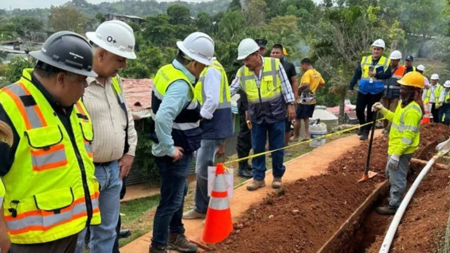 Personal del IDAAN realiza labores en el área de servidumbre de la Vía Centenario, frente al Estadio Rod Carew.
