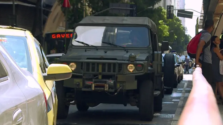 Militares patrullan Rio y aprietan las tuercas en las favelas