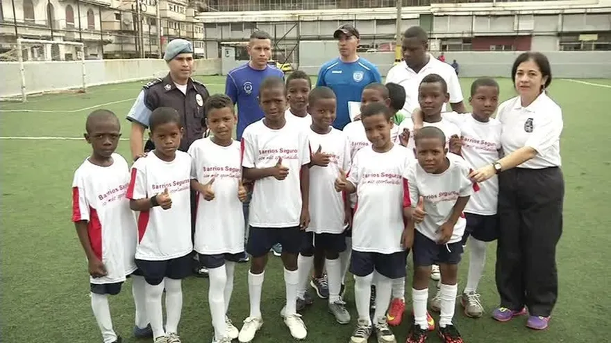 Programa de fútbol y valores realizado por la policía nacional