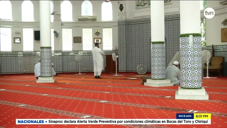 Musulmanes celebran Ramadán con medidas anticovid