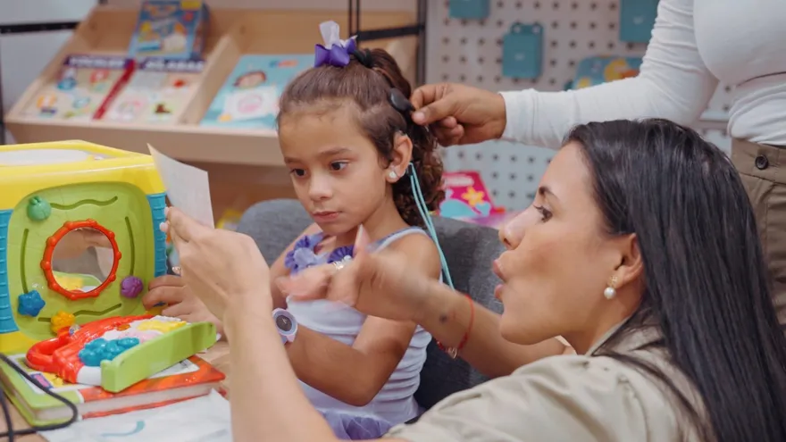 Moderno implante coclear permite a la pequeña Lucía escuchar por primera vez