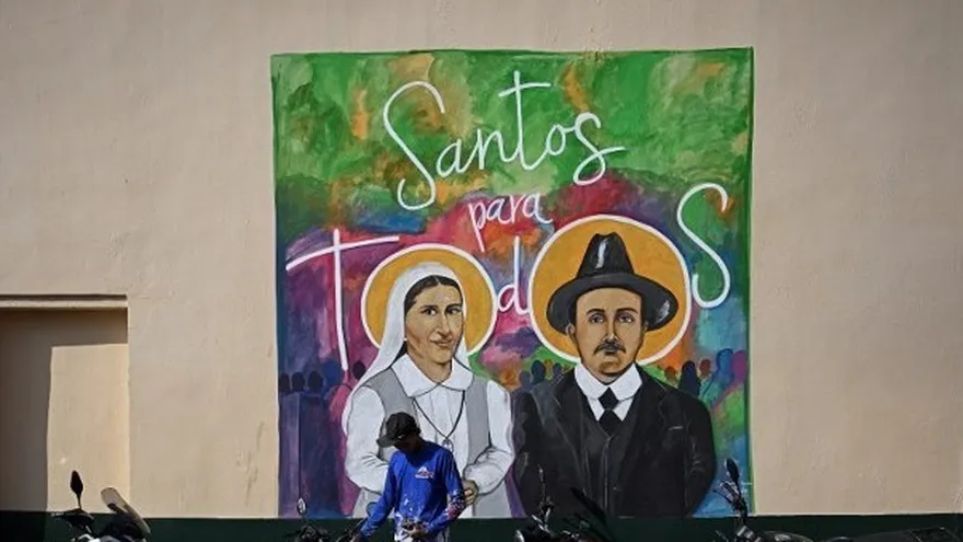 Retrato de José Gregorio Hernández y a la monja Carmen Rendiles, los primeros dos santos venezolanos canonizados por el Vaticano.