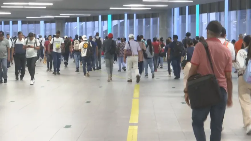 Usuarios caminan por los carriles de circulación del Metro de Panamá