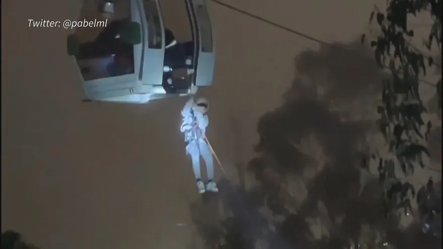 Rescatan a 75 personas atrapadas en teleférico en Ecuador