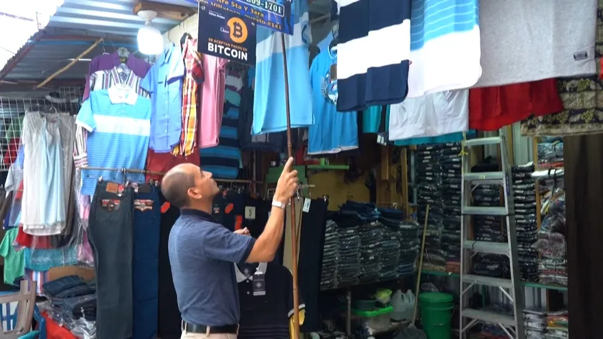 Salvadoreños sortean caída de bitcóin pasándose a dólares, pero esperan repunte