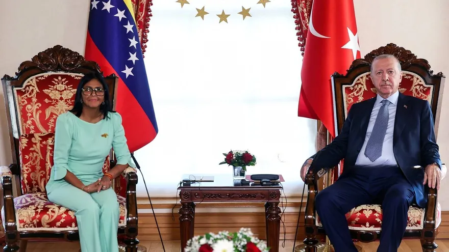 Delcy Rodríguez se reúne con el presidente de Turquía en Est