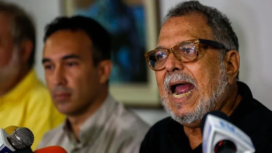 En la imagen, el profesor Víctor Márquez (d), dirigente del Frente Amplio Venezuela Libre.