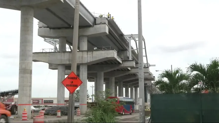 Cierre de vías por colocación de vigas del Metro