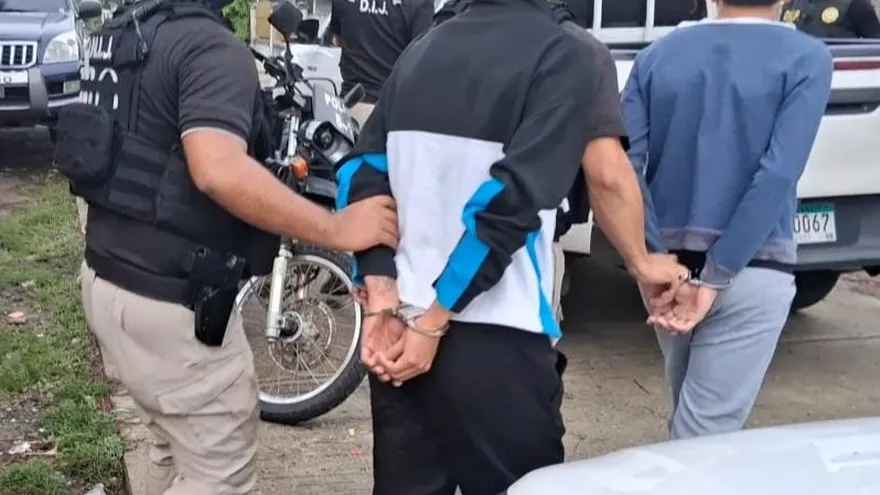 Las autoridades informaron que los dos hermanos fueron ubicados en el corregimiento de 24 de Diciembre y son investigados por su presunta vinculación con un caso de tentativa de homicidio ocurrido el pasado 6 de abril en el sector de Las Paredes.