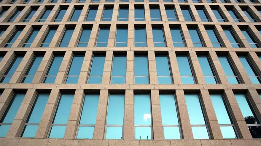 Vista del edificio de la embajada de Estados Unidos con su nuevo cartel en La Habana, Cuba.