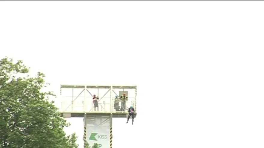 Alcalde de Londres se queda colgado en tirolina